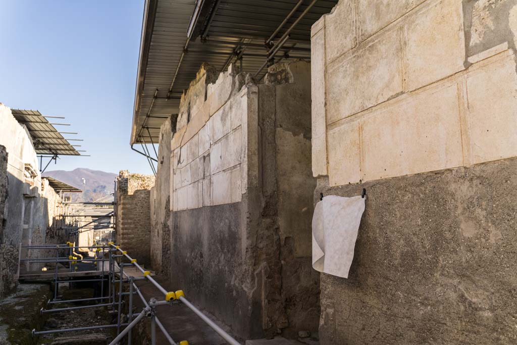 Vicolo dei Balconi, west side, Pompeii. April 2022.
Looking south towards entrance doorway into Casa di Orione, in centre. Photo courtesy of Johannes Eber.