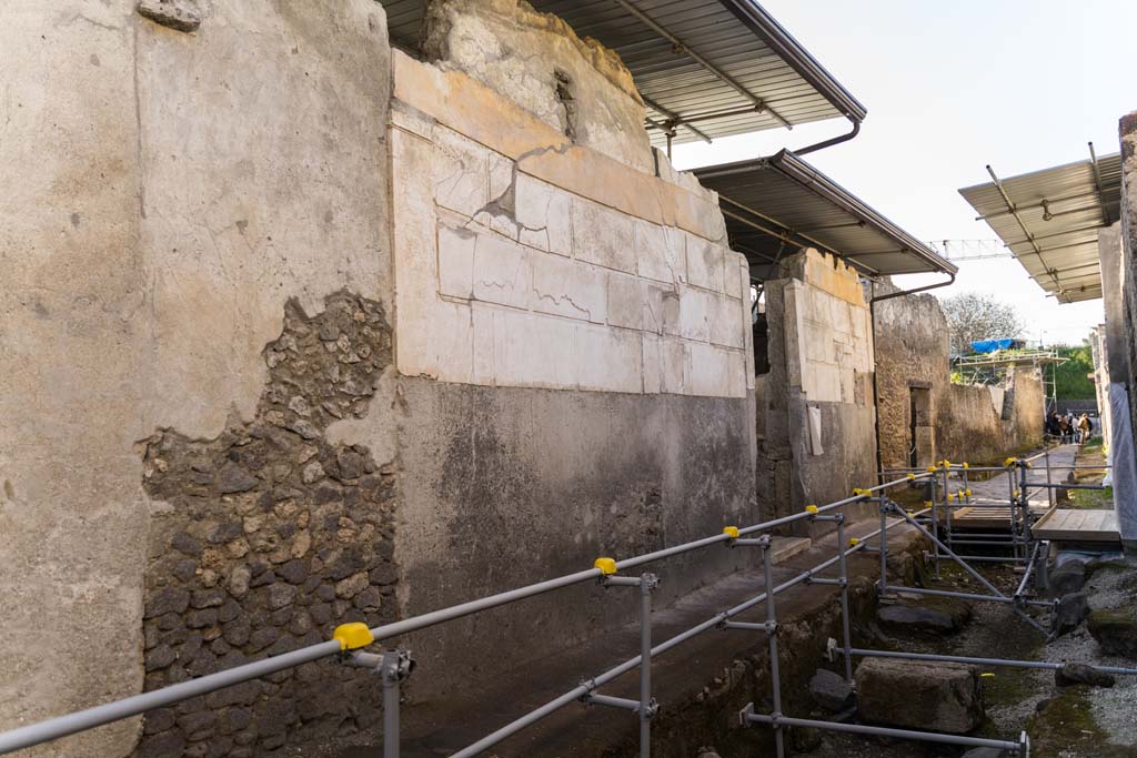 Vicolo dei Balconi, west side, Pompeii. April 2022.
Looking north towards entrance doorway into Casa di Orione, in centre. Photo courtesy of Johannes Eber.