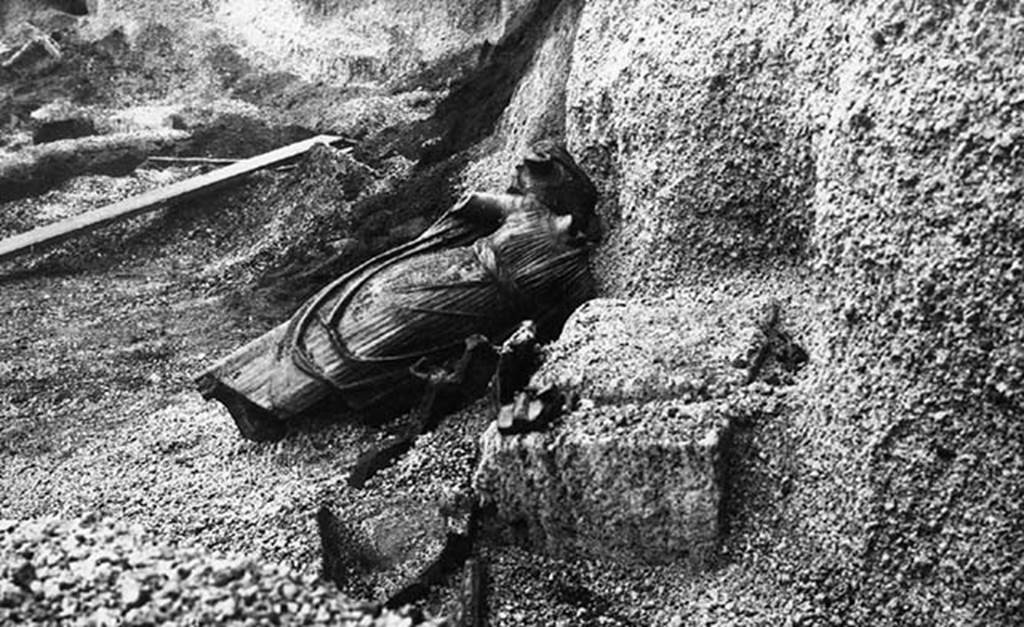 Santuario extraurbano del Fondo Iozzino. 1960. Statue found upturned in the lapilli between the aediculae of the temple.
Photograph courtesy of Parco Archeologico di Pompei.