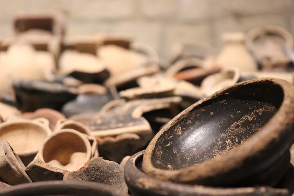 Santuario extraurbano del Fondo Iozzino. February 2021.
Details of terracotta votive offerings: miniature chalices and small cups, small jugs and statuettes.
Photo courtesy of Fabien Bièvre-Perrin (CC BY-NC-SA).