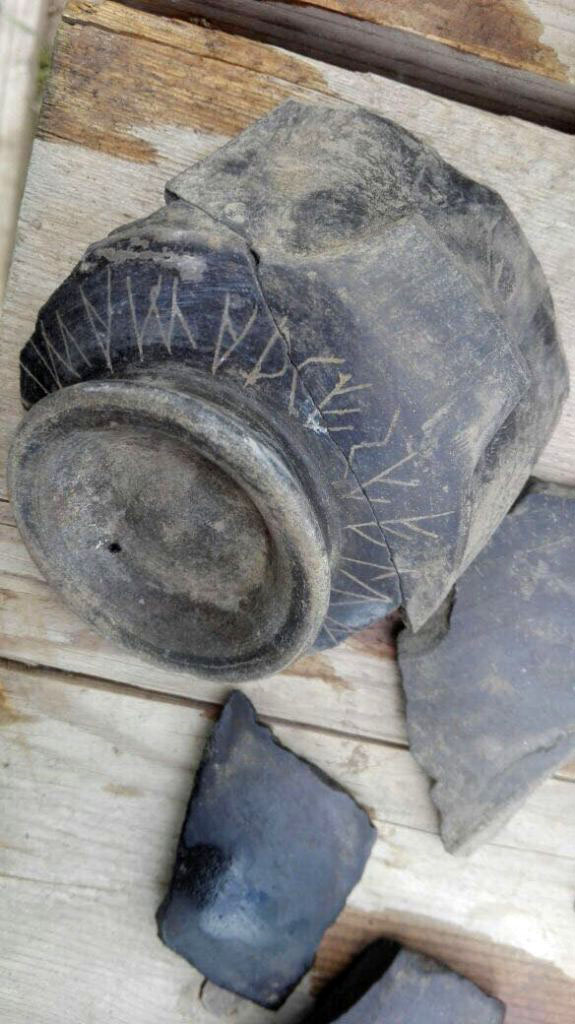 Santuario extraurbano del Fondo Iozzino. 2014. Pottery with scratched Etruscan inscription.
Photograph © Parco Archeologico di Pompei.
In the suburb of Pompeii, in the heart of the modern city, archaeological investigations have resumed in the Sanctuary of the Fondo Iozzino. The area, once a quarry for extraction of lapilli owned by Iozzino, investigated several times since 1960, has seen since 2014 the start of a thorough and continuous research that has led to the discovery of a rich mass of votive offerings, with epigraphic testimonies in the Etruscan language that have cast new light on the archaic Pompeii, returning what is currently the richest repertoire of Etruscan inscriptions in Campania.
Nel suburbio di Pompei, nel pieno centro della città moderna, sono riprese le indagini archeologiche nel Santuario del Fondo Iozzino. L’area, un tempo cava di estrazione del lapillo di proprietà Iozzino, indagata a più riprese a partire dal 1960, ha visto dal 2014 l’avvio di una ricerca approfondita e continuativa che ha portato alla scoperta di una ricca messe di offerte votive, con testimonianze epigrafiche in lingua etrusca che hanno gettato nuova luce sulla Pompei arcaica, restituendo quello che al momento è il più ricco repertorio di iscrizioni etrusche della Campania.
Vedi http://pompeiisites.org/press-kit/nuovi-scavi-e-ricerche-nel-parco-archeologico-di-pompei/