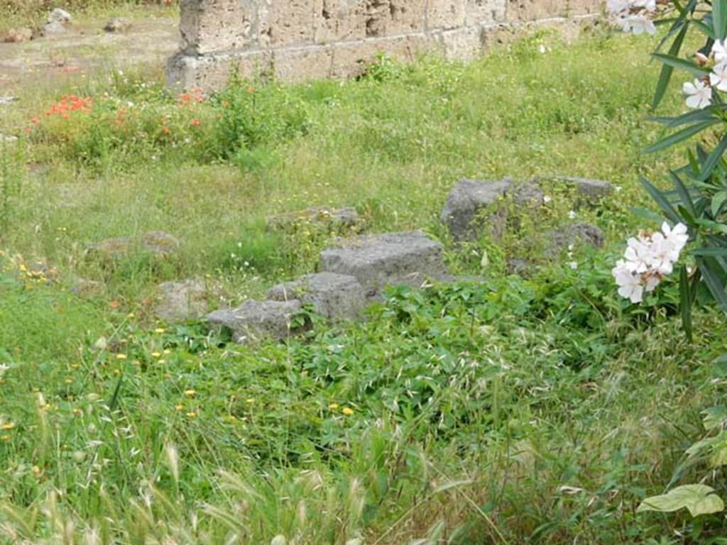 Santuario extraurbano del Fondo Iozzino. May 2018. Blocks on ground outside south wall.
Photo courtesy of Buzz Ferebee.