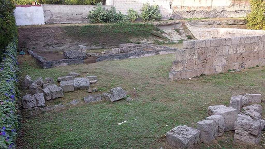 Santuario extraurbano del Fondo Iozzino. 2014, site with new excavations in progress.
It consists of an outer wall of large blocks of Sarno limestone (Opus quadratum).
This surrounds a smaller and later wall, in Opus incertum, enclosing small structures, also in Opus incertum, the podiums of the two shrines as well as remains of walls of uncertain interpretation.
The external enclosure of blocks of limestone, found in collapse, was rebuilt and the structure in Opus incertum was restored before starting excavation in 1960.
Photograph © Parco Archeologico di Pompei.