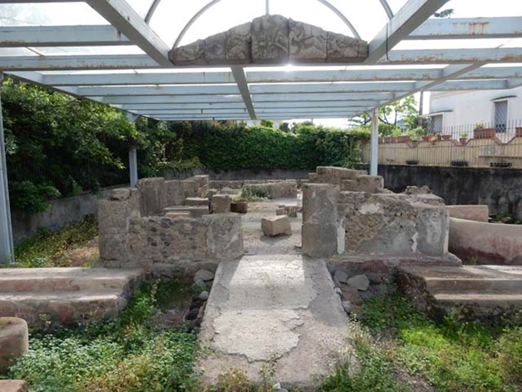 Tempio dionisiaco in località Sant’Abbondio di Pompei. May 2018. Looking east up ramp C into temple.
Photo courtesy of Buzz Ferebee.