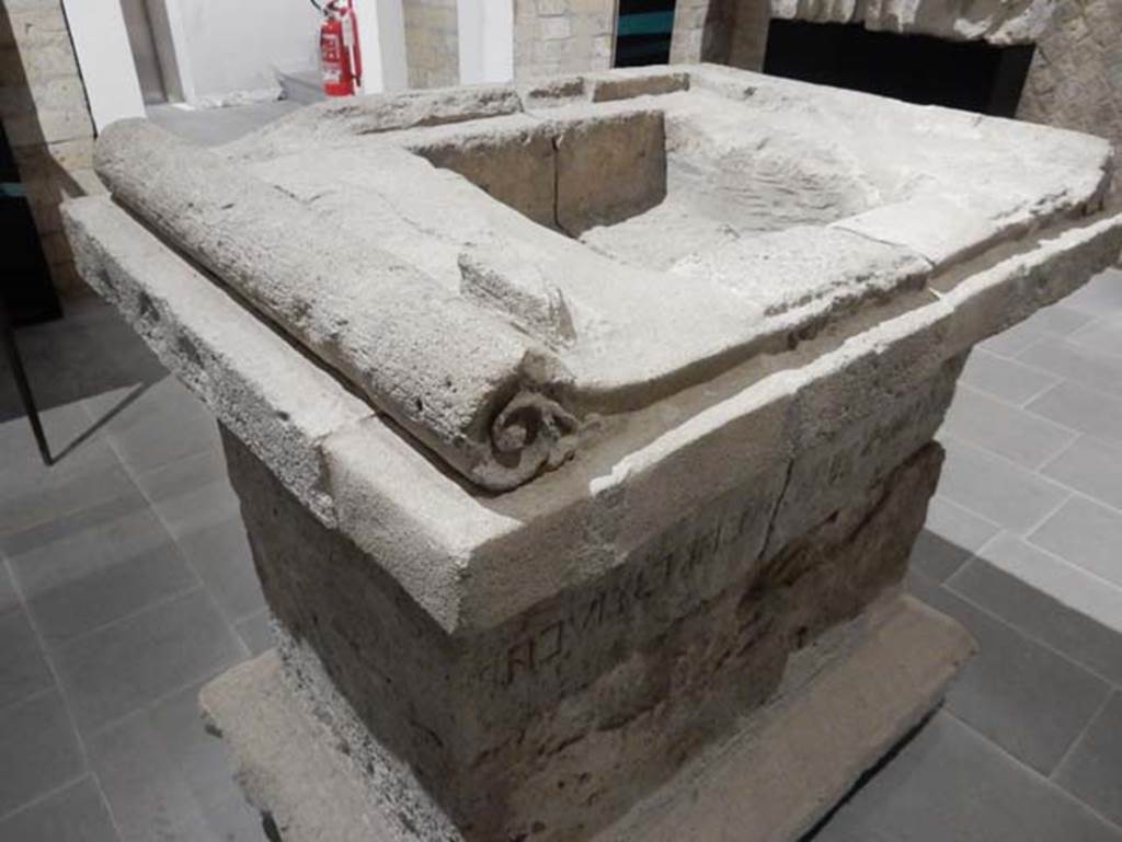 Tempio dionisiaco in località Sant’Abbondio di Pompei. May 2018. Altar rear showing scrolls and basin on top.
Photo courtesy of Buzz Ferebee.