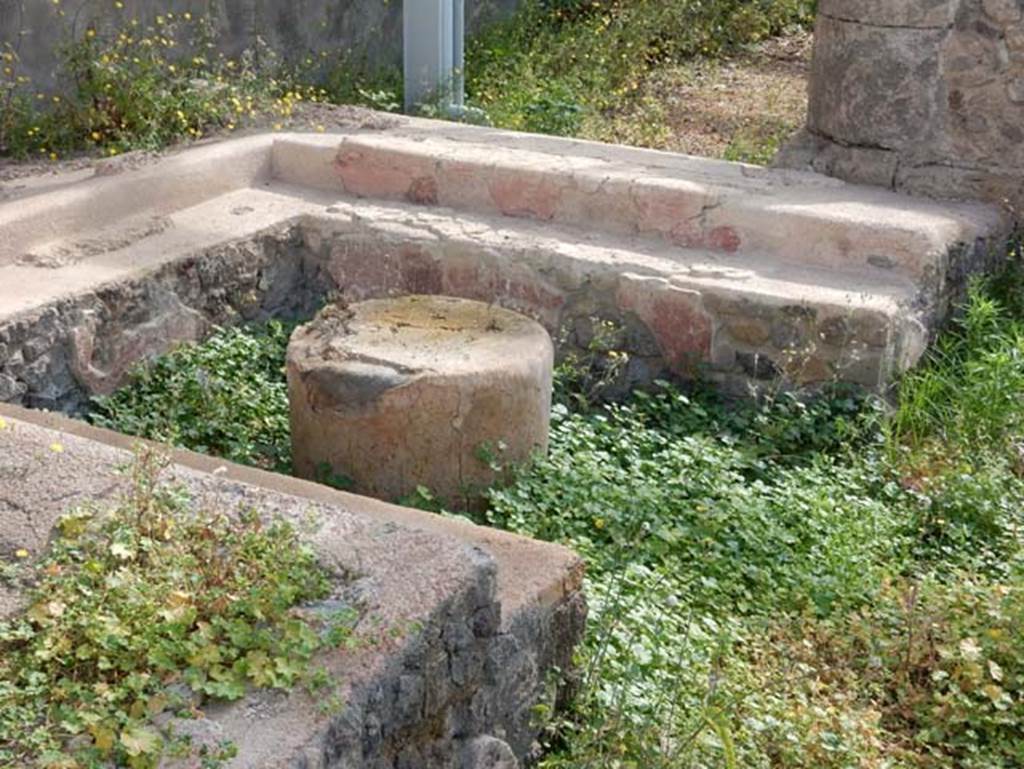 Tempio dionisiaco in località Sant’Abbondio di Pompei. May 2018. Detail of triclinium B and table at north side of ramp.
Photo courtesy of Buzz Ferebee.