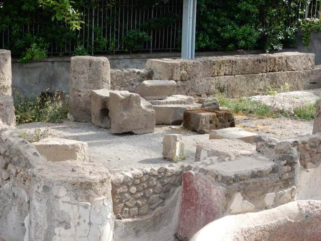 Tempio dionisiaco in località Sant’Abbondio di Pompei. May 2018. Pronaos at west end of temple.
Photo courtesy of Buzz Ferebee.