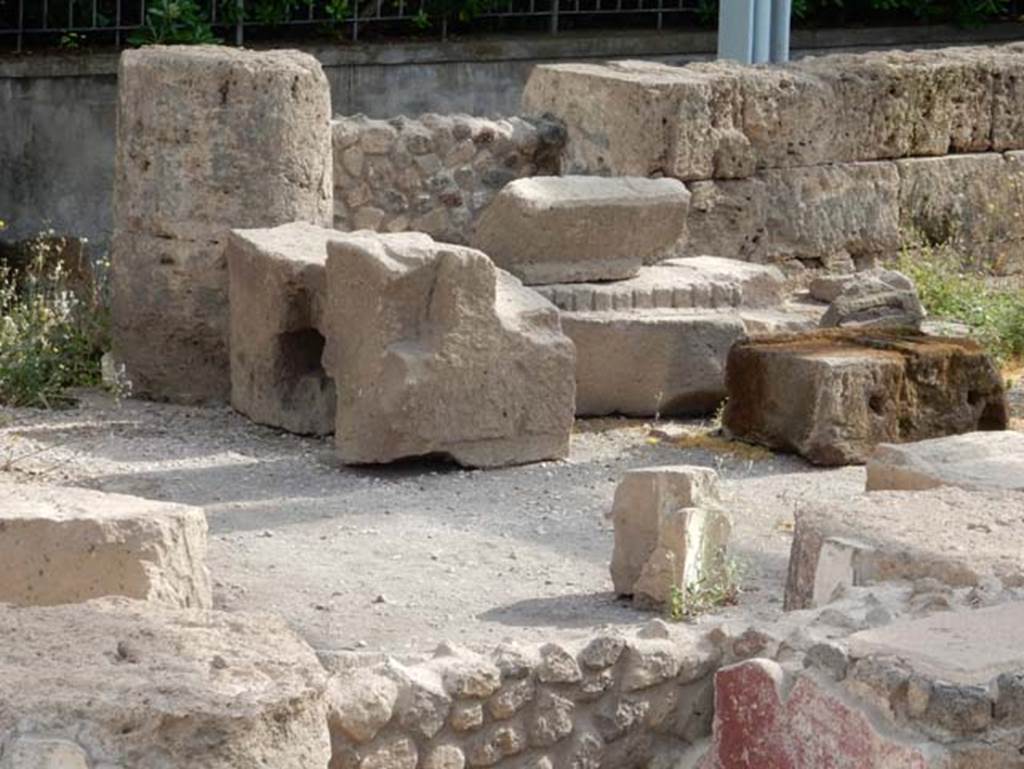 Tempio dionisiaco in località Sant’Abbondio di Pompei. May 2018. Masonry on floor of pronaos.
Photo courtesy of Buzz Ferebee.