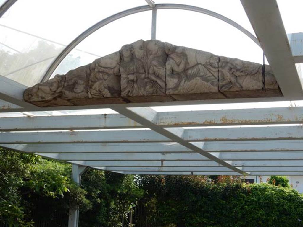Tempio dionisiaco in località Sant’Abbondio di Pompei. May 2018. Pediment.
Photo courtesy of Buzz Ferebee.