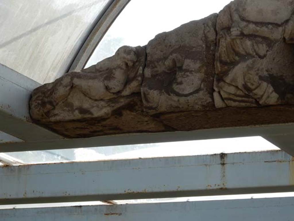 Tempio dionisiaco in località Sant’Abbondio di Pompei. May 2018. North part of pediment.
Photo courtesy of Buzz Ferebee.