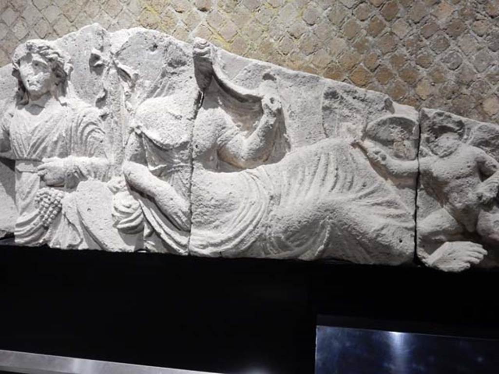 Tempio dionisiaco in località Sant’Abbondio di Pompei. May 2018. Pediment in Antiquarium with Ariadne and cupid.
Photo courtesy of Buzz Ferebee.