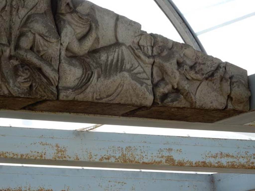 Tempio dionisiaco in località Sant’Abbondio di Pompei. May 2018. Pediment in temple with Ariadne, cupid and swan.
Photo courtesy of Buzz Ferebee.