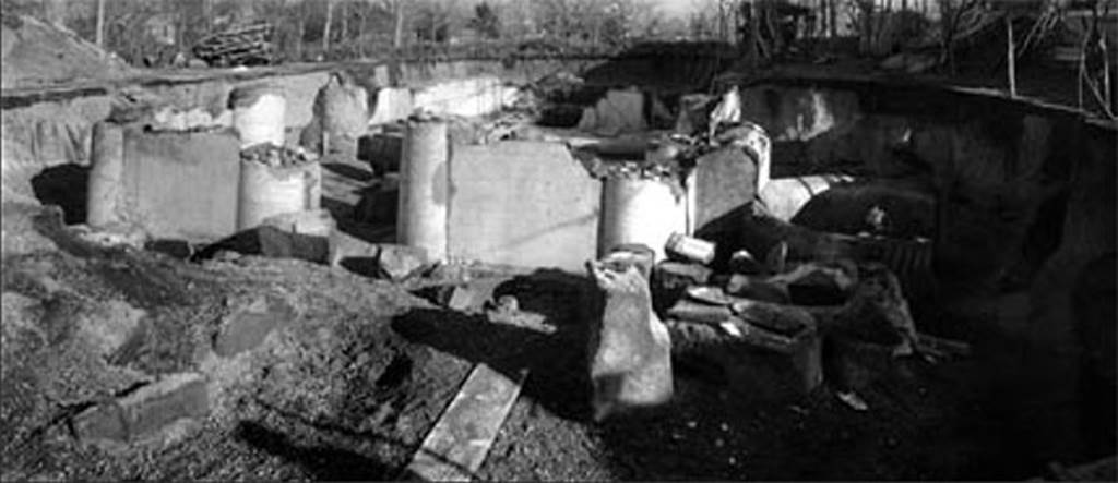 Tempio dionisiaco in località Sant’Abbondio di Pompei. 1947.
Temple, aedicula and schola from the south-west.
Photo courtesy of Ruth Bielfeldt.
See Bielfeldt R., Der Liber-Tempel in Pompeji in Sant’Abbondio. Oskisches Vorstdtheiligtum und kaiserzeitliches Kultlokal, dans MDAI-Römische Abteilung, 113, 2007, pp. 348, Abb. 19.