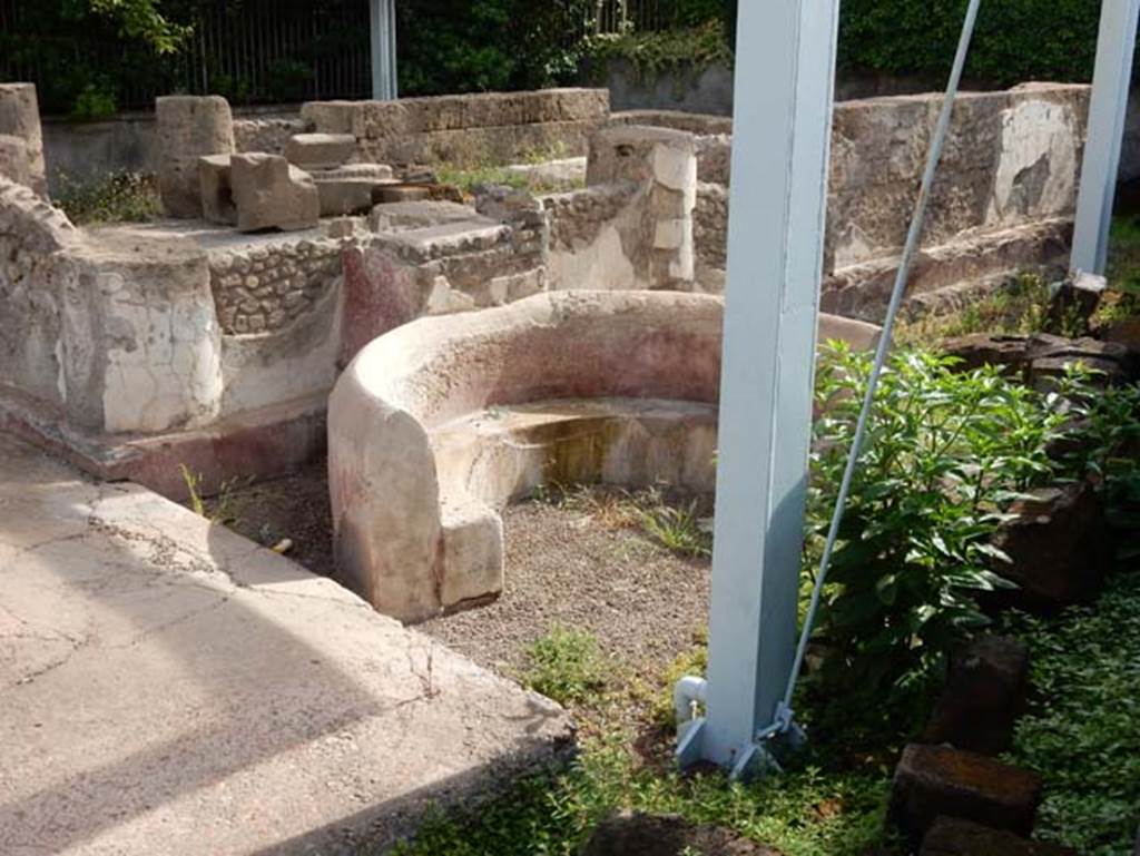 Tempio dionisiaco in località Sant’Abbondio di Pompei. May 2018. South wall looking north-east from bench D.
Photo courtesy of Buzz Ferebee.