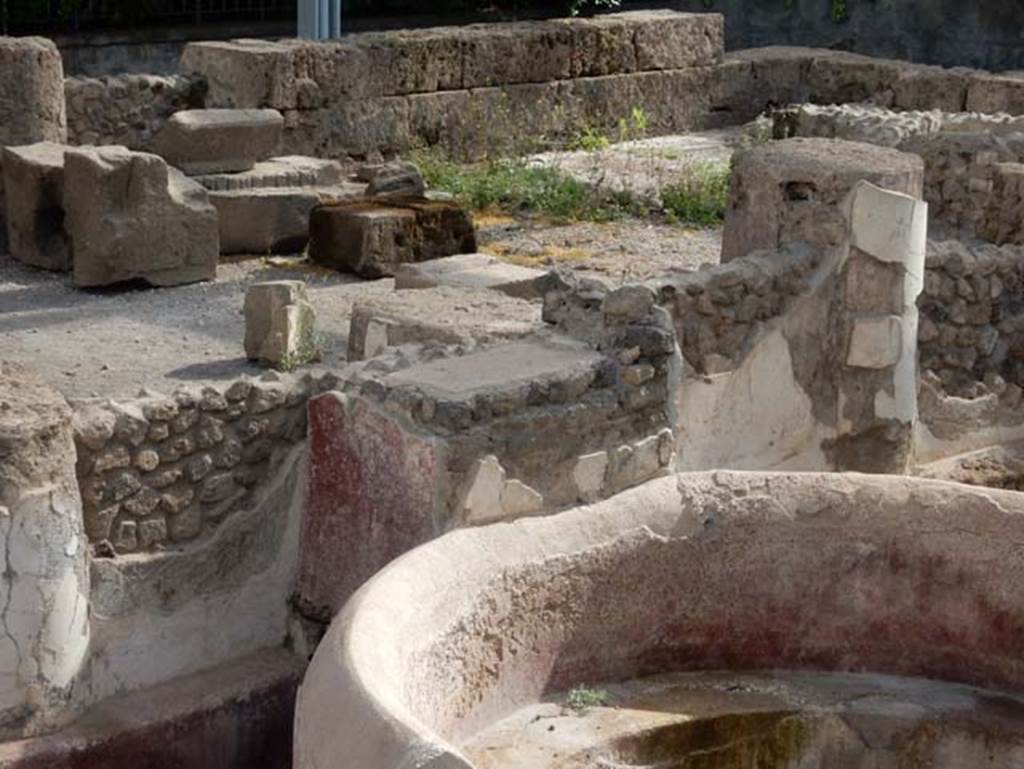 Tempio dionisiaco in località Sant’Abbondio di Pompei. May 2018. Remains of red and white plaster on south side.
Photo courtesy of Buzz Ferebee.