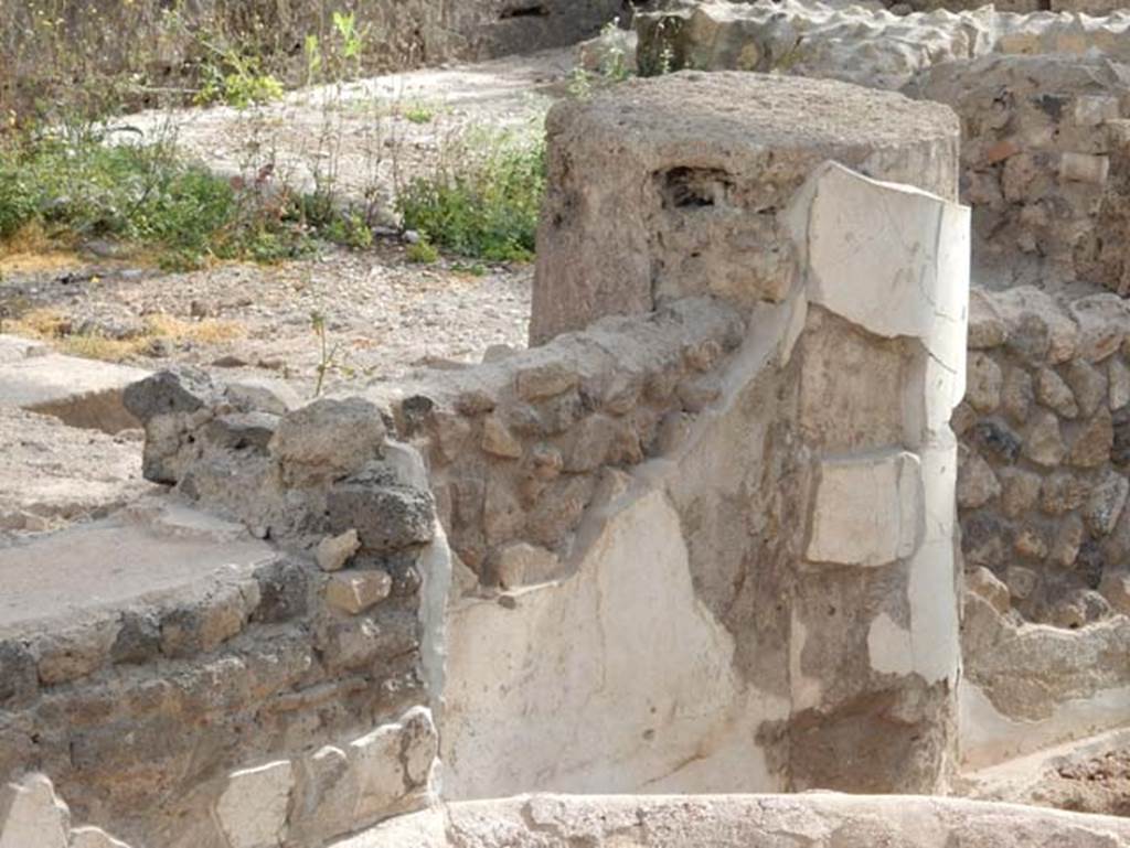 Tempio dionisiaco in località Sant’Abbondio di Pompei. May 2018. Remains of white plaster outside south-east corner of pronaos.
Photo courtesy of Buzz Ferebee.