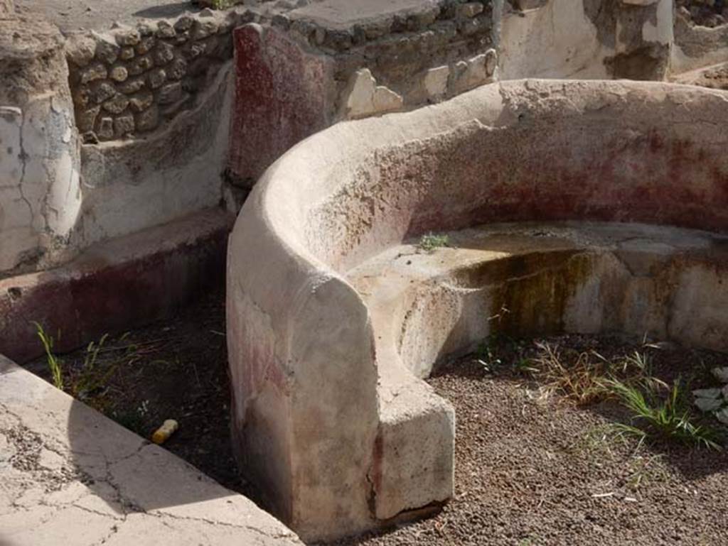 Tempio dionisiaco in località Sant’Abbondio di Pompei. May 2018. Red and white plaster on south wall and bench D.
Photo courtesy of Buzz Ferebee.