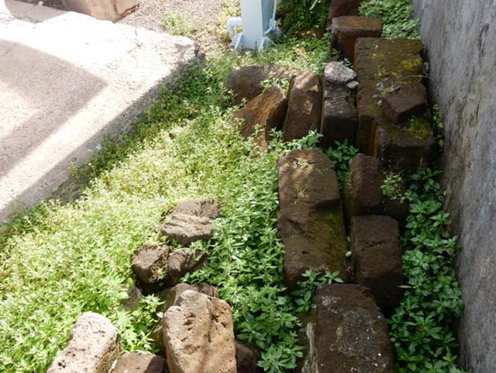 Tempio dionisiaco in località Sant’Abbondio di Pompei. May 2018. Masonry in south-west corner.
Photo courtesy of Buzz Ferebee.