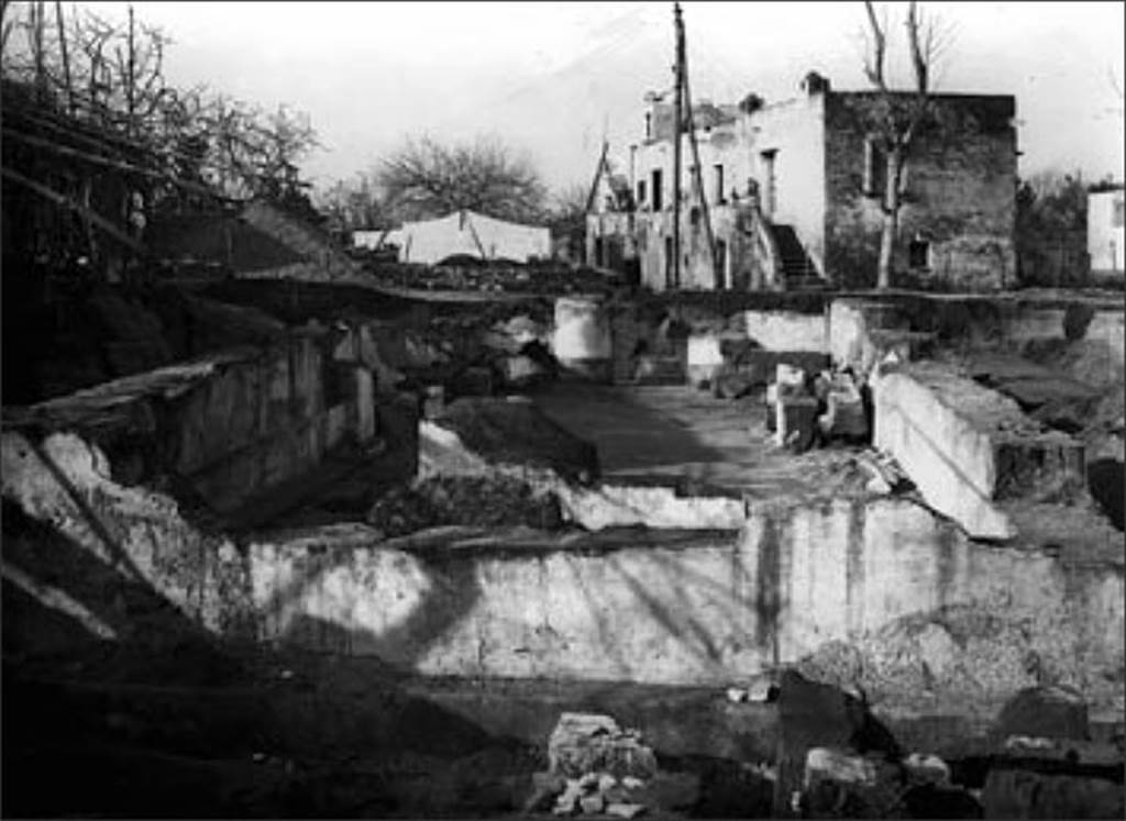 Tempio dionisiaco in località Sant’Abbondio di Pompei. 1948. Rear east wall of the temple.
Photo courtesy of Ruth Bielfeldt.
See Bielfeldt R., Der Liber-Tempel in Pompeji in Sant’Abbondio. Oskisches Vorstdtheiligtum und kaiserzeitliches Kultlokal, dans MDAI-Römische Abteilung, 113, 2007, pp. 357, Abb. 23.