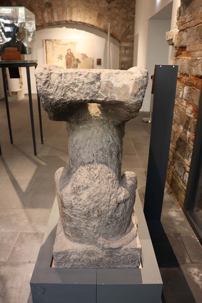 From Farm of Fondo Prisco, Boscoreale. February 2021.
Rear of Tufa Sphynx-shaped tombstone re-used as a kerbstone, on display in Pompeii Antiquarium.
Photo courtesy of Fabien Bièvre-Perrin (CC BY-NC-SA).