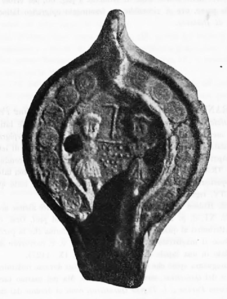 Boscoreale, Tombe Cristiane in contrada Pisanella.
Lamp with relief of two persons found in tomb.
See Notizie degli Scavi di Antichità, 1897, p. 109.