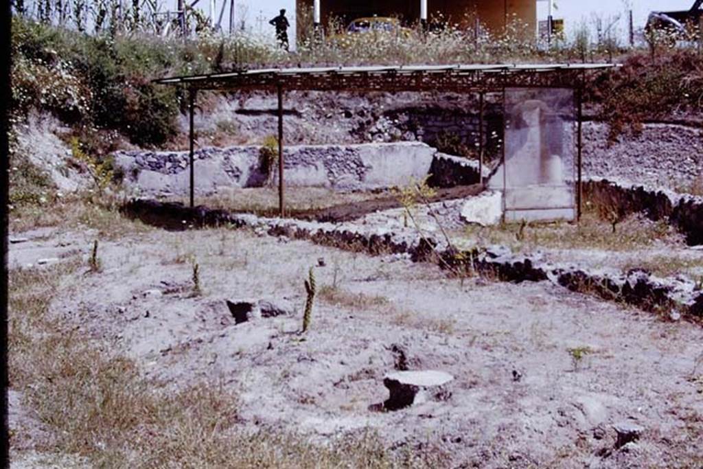 Scafati, 1968. Six root cavities along the edge of the ancient roadway. Photo by Stanley A. Jashemski.
Source: The Wilhelmina and Stanley A. Jashemski archive in the University of Maryland Library, Special Collections (See collection page) and made available under the Creative Commons Attribution-Non Commercial License v.4. See Licence and use details.
J68f1356