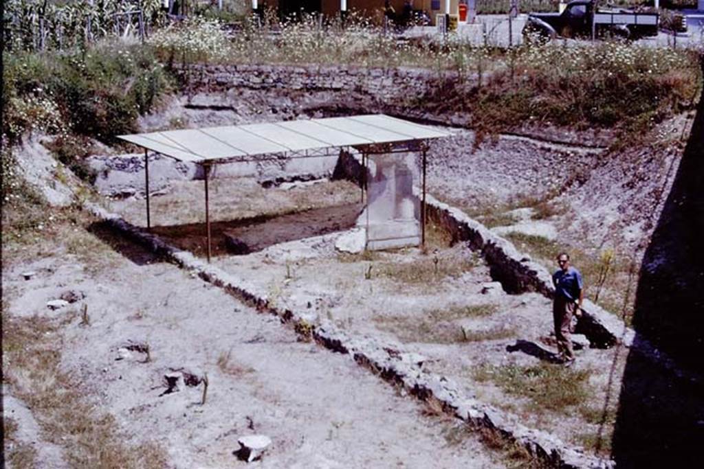 Scafati, 1968. Sig.Sicignano standing near the four tree casts in front of the tomb. Photo by Stanley A. Jashemski.
Source: The Wilhelmina and Stanley A. Jashemski archive in the University of Maryland Library, Special Collections (See collection page) and made available under the Creative Commons Attribution-Non Commercial License v.4. See Licence and use details.
J68f1369
