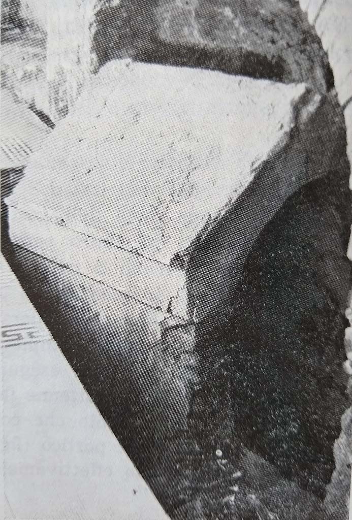 Tomba in località Cimitero di Pompei. Sistemazione attuale della tomba.
Current arrangement of the tomb.
Vedi/See De Caro, S., Notizie di vecchi scavi. Una tomba antica nel cimitero di Pompei, in Pompeii Herculaneum Stabiae, 1983, p. 42, fig. 3.