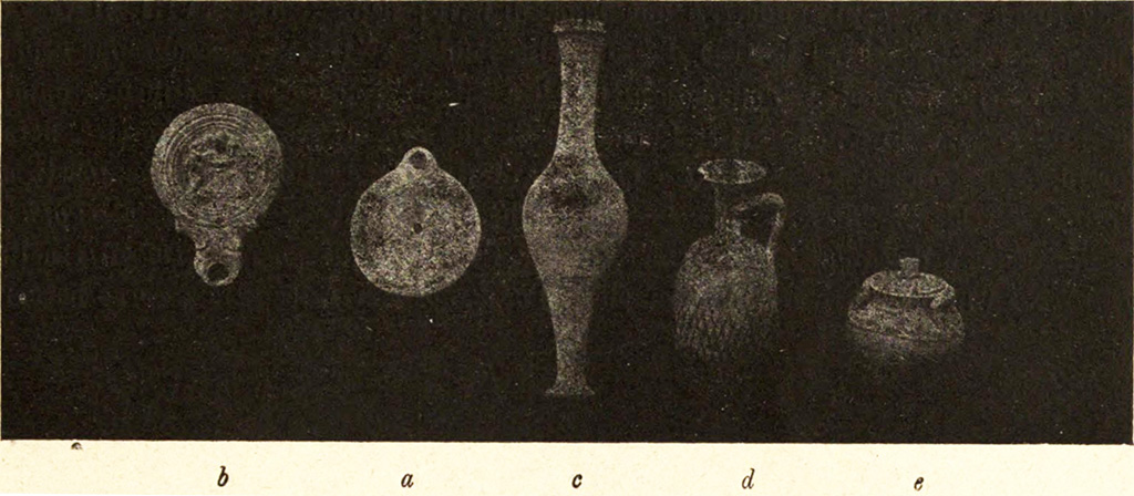 Pompeii Fondo Azzolini. Samnite Tomb XXXII. One of the small balsamari bottles with black covering, as shown in fig. 4 d.
Two small balsamari bottles with black covering, and a terracotta wine jug were found.
See Notizie degli Scavi di Antichità, 1916, p. 293, fig. 4.