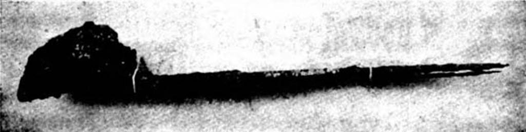 Pompeii Fondo Azzolini. Tomb 90. Iron blade found in grave.
See Notizie degli Scavi di Antichità, 1916, p. 297, fig. 9.