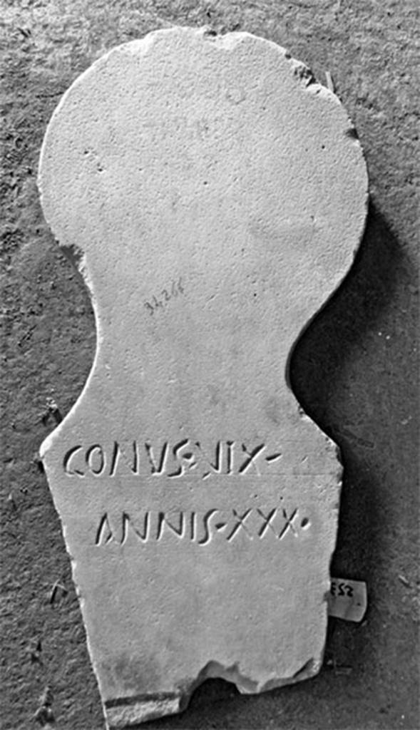 Pompeii Fondo Azzolini. Tomb 118: Gonus or Conus.
Columella with inscription
GONUS VIX
ANNIS XXX
Conus vix(it)
annis XXX
or
Gonus vix(it)
annis XXX
See Notizie degli Scavi di Antichità, 1916, 303, t118.
Photo © Umberto Soldovieri.