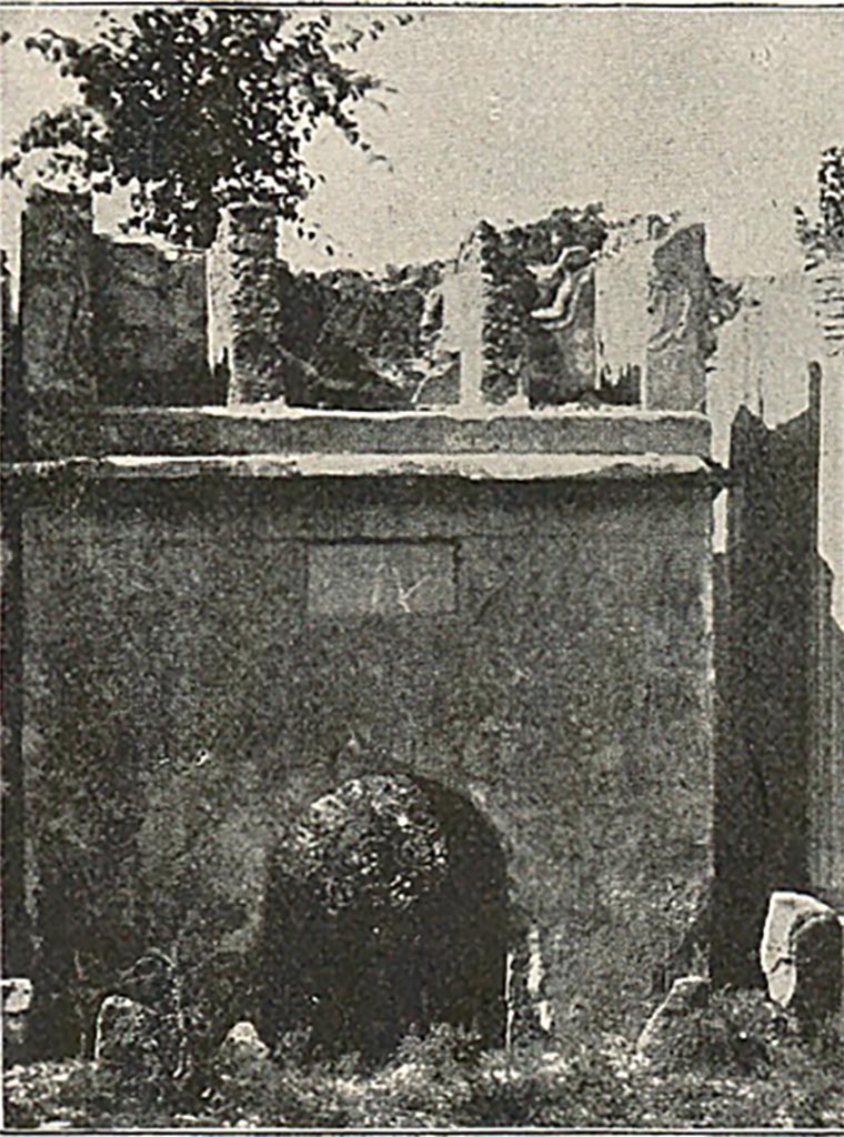 FP5 Pompeii. Detail from late 19th century photo.
According to Mau, the structure is shallow, the vaulted opening low.
On the top of the arch were three niches, in which stood three travertine statues.
Two of these statues, both of women, have been preserved, and are of indifferent workmanship.
See Mau, A., 1907, translated by Kelsey F. W. Pompeii: Its Life and Art. New York: Macmillan. (p. 432).