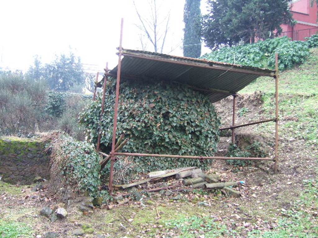 FPNB Pompeii. December 2005. North side of tomb, looking south-west. The position of the tomb is indicated by the row of left hand scaffolding legs.