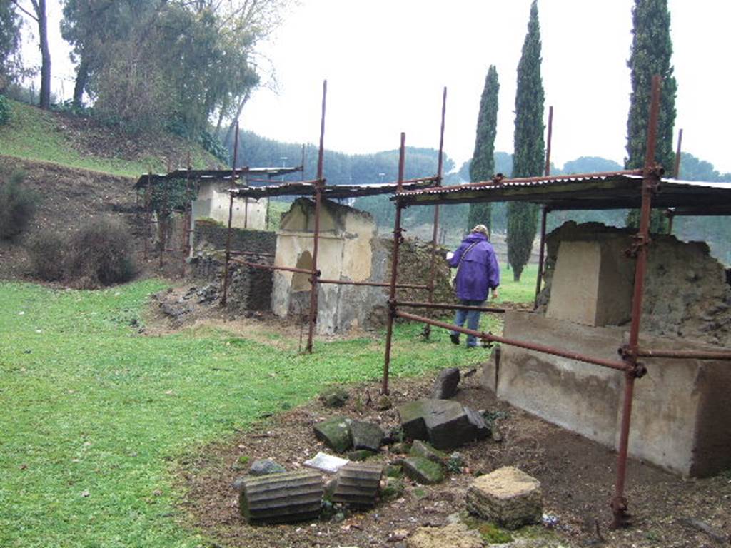 FPNA, FPNC, FPND, FPNE, FPNF Pompeii. December 2005. Looking north-west along south side of tombs on north side at Fondo Pacifico with FPNG on right.