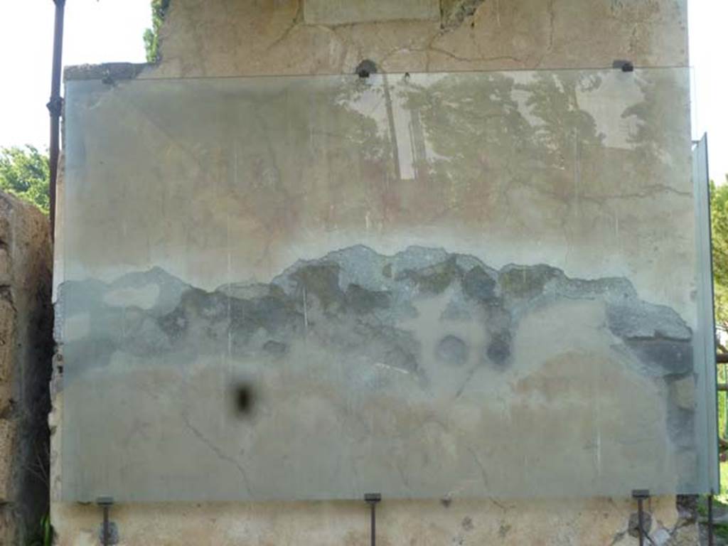 FPND Pompeii. May 2011. Front of tomb. Photo courtesy of Michael Binns.
According to D’Ambrosio and De Caro, there were two inscriptions in red letters on the front of the tomb.
The first was
GLAD. PAR. XL P FVRI. ET. L. R. … AM I PVG
CAP. D. EID. X. IX. K. FEBRVAR. VELA. ET
RAC. ERVNT
AQVA. … CS C. . RI PE…
They expand this as:
Glad(iatorum) par(ia) XL P(ubli) Furi et. L(uci) (?) R. … ami (?) Pug(nabunt)
Cap(uis) D( ….) Eid(ibus) X. IX (ante) k(alendas) Februar(ias) Vela et …erunt
Aqua(tica?)
The second was:
GLAD. PAR. XXIIII ET. VENATIO PVG
IN. FALERNO. FORO. POPILI. L. L. ATILIORVM
A. D. XIII. XII. XI. X. K. IVNI.
They expand this as:
Glad(iatorum) par(ia) XXIIII et venatio Pug(nabunt)
in Falerno Foro Popilii L(uciorum) Atiliorum
a(nte) d(ies) XIII. XII. XI. X. K(alendas) Iuni(as)
Traces of a third earlier inscription were partially covered by the first, and were illegible. See D’Ambrosio A. and De Caro S., 1988. Römische Gräberstraßen. München: C.H.Beck. p. 206.