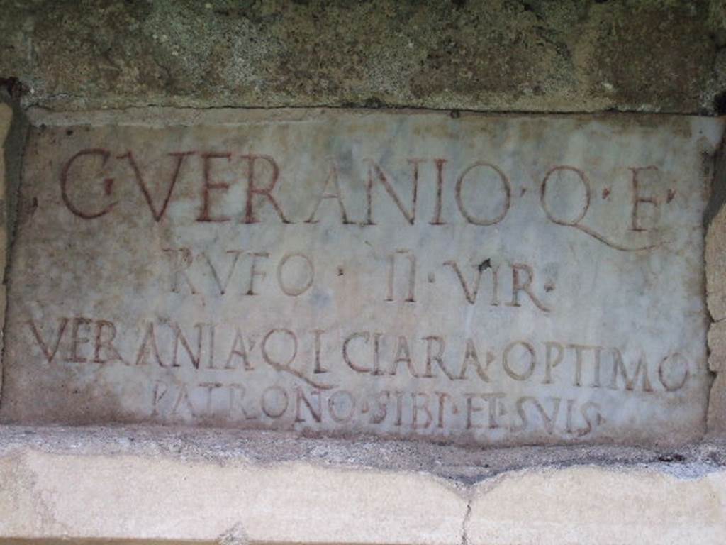 FPNF Pompeii. December 2005. Marble plaque on south side, it reads –
C . VERANIO Q. F.
RVFO II VIR
VERANIA Q. L. CLARA OPTIMO
PATRONO SIBI ET SVIS
According to D’Ambrosio and De Caro, this expands to
C(aio) Veranio, Q(uinti) f(ilio),
Rufo II vir(o)
Verania Q(uinti) l(iberta), Clara optimo
patrono, sibi et suis
See D’Ambrosio A. and De Caro S., 1988. Römische Gräberstraßen. München: C.H.Beck. p. 209.