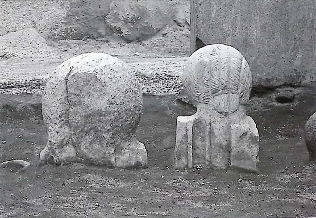 FPNF Pompeii. FPNF Pompeii. Rear views of inscribed male and female marble columella.
Photograph © Parco Archeologico di Pompei.