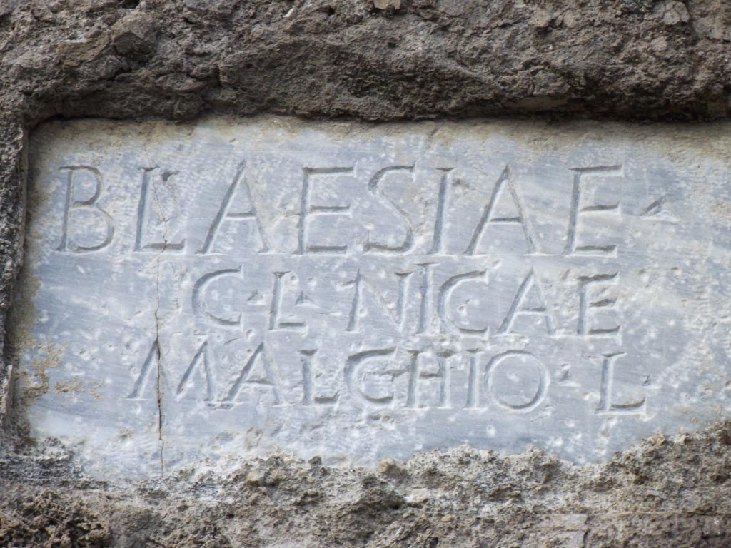 FPNH Pompeii. August 2011.
Plaque in centre of south side with inscription to BLAESIAE C. L. NICAE MALCHIO L. Photo courtesy of Peter Gurney.