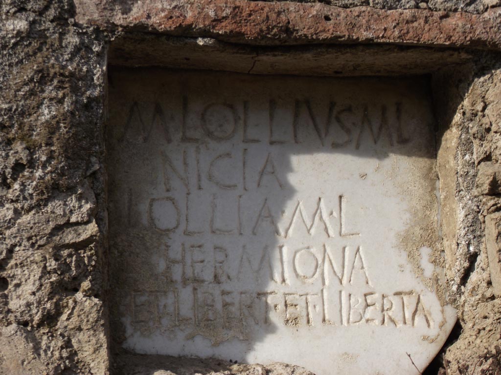FPNI Pompeii. August 2011. Photo courtesy of Peter Gurney.
Plaque in centre of south side with inscription.
M LOLLIVS M L
NICIA
LOLLIA M L
HERMIONA
ET LIBERT ET LIBERTA.