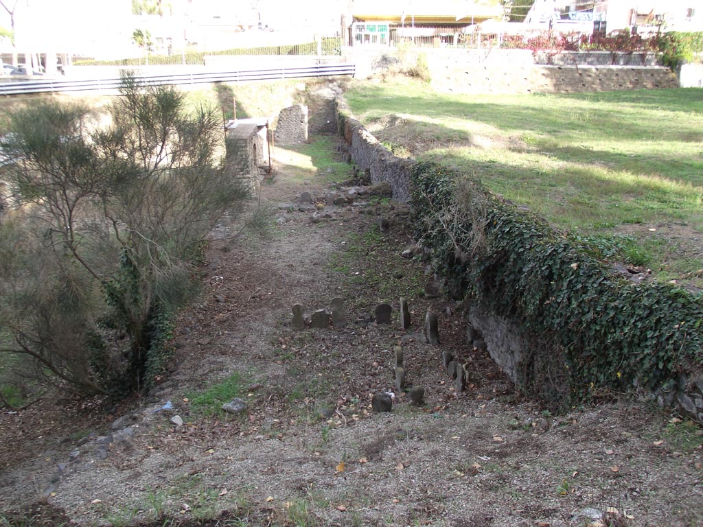 FPSB Pompeii. August 2011. Looking east along rear of tombs FPSB to FPSH. Photo courtesy of Peter Gurney.