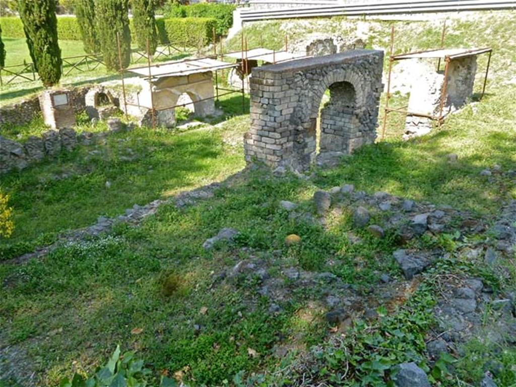 FPSE Pompeii. May 2011. Looking north-east to tomb enclosure and arch. Photo courtesy of Michael Binns.