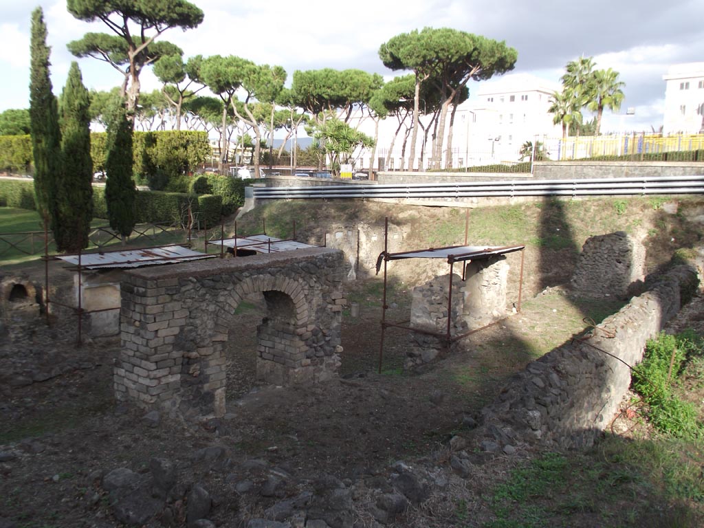 FPSF Pompeii. August 2011. Looking north east to tomb area between the two tall monuments.
The male columella in the centre of the west side, facing east, can be seen in this photograph.
Photo courtesy of Peter Gurney.