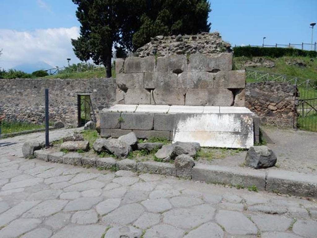 HGE01 Pompeii. May 2015. Looking east towards the unfinished tomb, Sepolcro in costruzione. Photo courtesy of Buzz Ferebee.