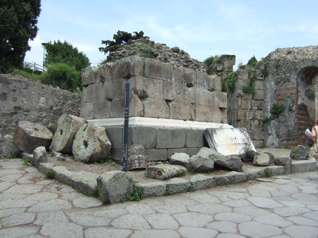 HGE01 Pompeii. May 2006. Looking south-east.