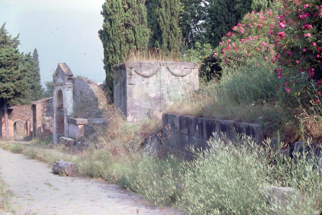 HGE04 Pompeii, on right. 8th August 1976. Looking north along east side of Via dei Sepolcri.
Photo courtesy of Rick Bauer, from Dr George Fay’s slides collection.