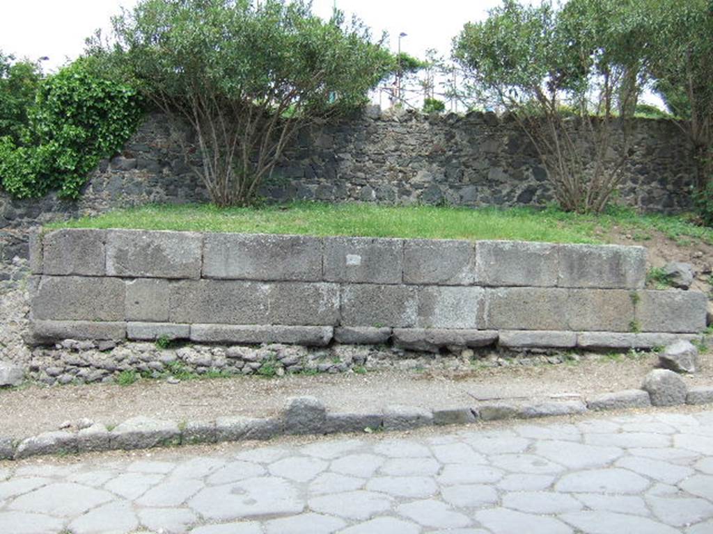 HGE04 Pompeii. May 2006. Front half of tomb.
In the original excavation of this tomb only the front along the Via delle Tombe and part of the central core had been revealed: the rest, towards the east side, buried under the eruptive material of 70, was still unexplored. A modern enclosure wall to defend the monumental area, passing above the ancient building, marked the limit of the excavation.
See Notizie degli Scavi, 1943 (p.300-304, excavation between 1933-35).