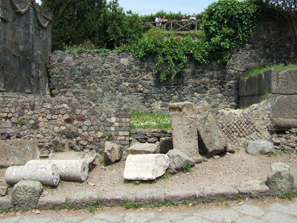 HGE04 Pompeii. May 2006. Two altars standing outside HGE05. According to Kockel these may possibly have been from the corners of HGE04. See Kockel V., 1983. Die Grabbauten vor dem Herkulaner Tor in Pompeji. Mainz: von Zabern. (p. 121-2).