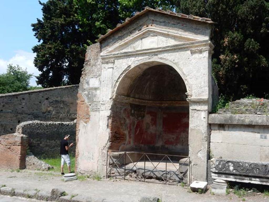 HGE09 Pompeii. May 2015. Looking towards tomb on east side of Via dei Sepolcri.
Photo courtesy of Buzz Ferebee.