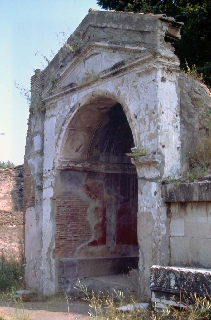 HGE09 Pompeii. 8th August 1976. Looking towards tomb on east side of Via dei Sepolcri.
Photo courtesy of Rick Bauer, from Dr George Fay’s slides collection.