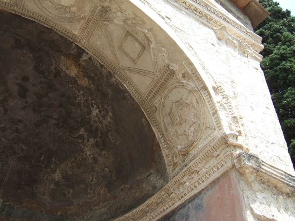 HGE09 Pompeii. May 2006. Curved roof of front with stucco decoration on right side.